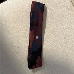 lululemon athletica women’s Camo Headband - Black and maroon